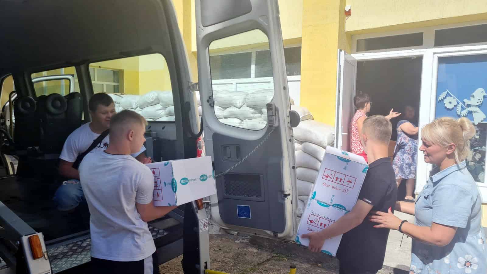 Aangepaste bus voor vervoer kinderen met een beperking gedoneerd aan