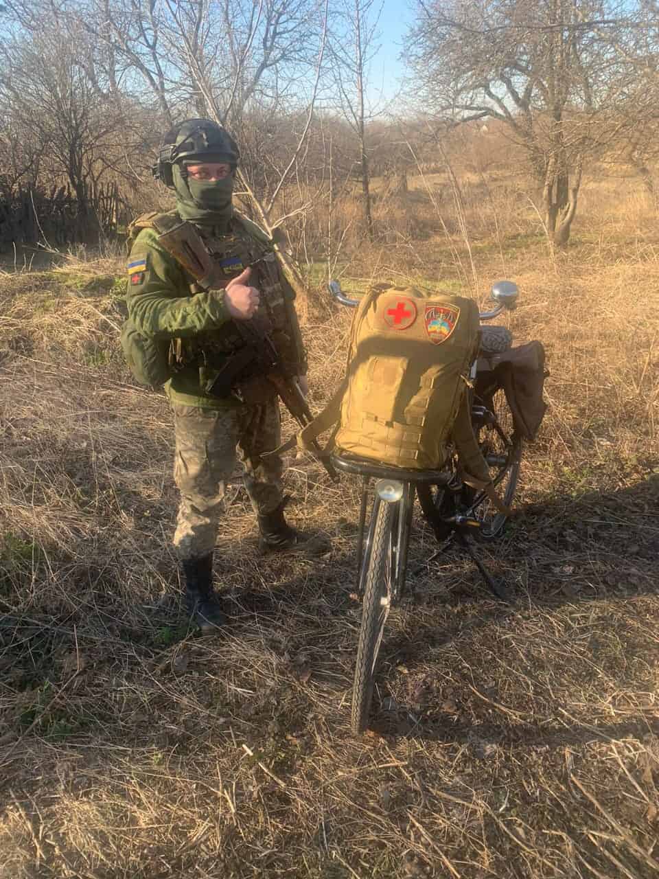 Oekraïense soldaat met een fiets van de Leeuw Kyiv