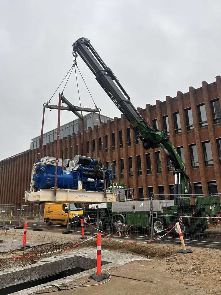 Generator from Aarhus hospital (Denmark) is loaded onta atruck for transport to Odesa