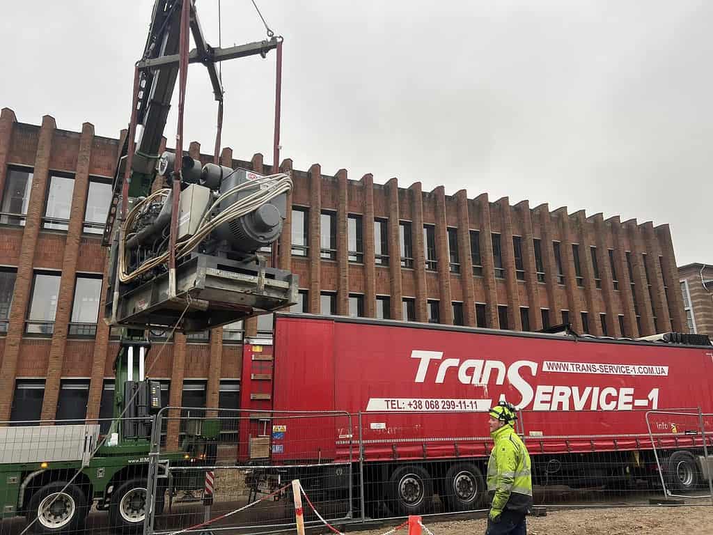 Generator from Aarhus hospital (Denmark) is loaded onta atruck for transport to Odesa