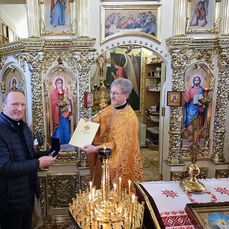 Arno van De Leeuw Kyiv krijgt oorkonde en medaile uitgereikt van de Orthodoxe Kerk van Oekraïne