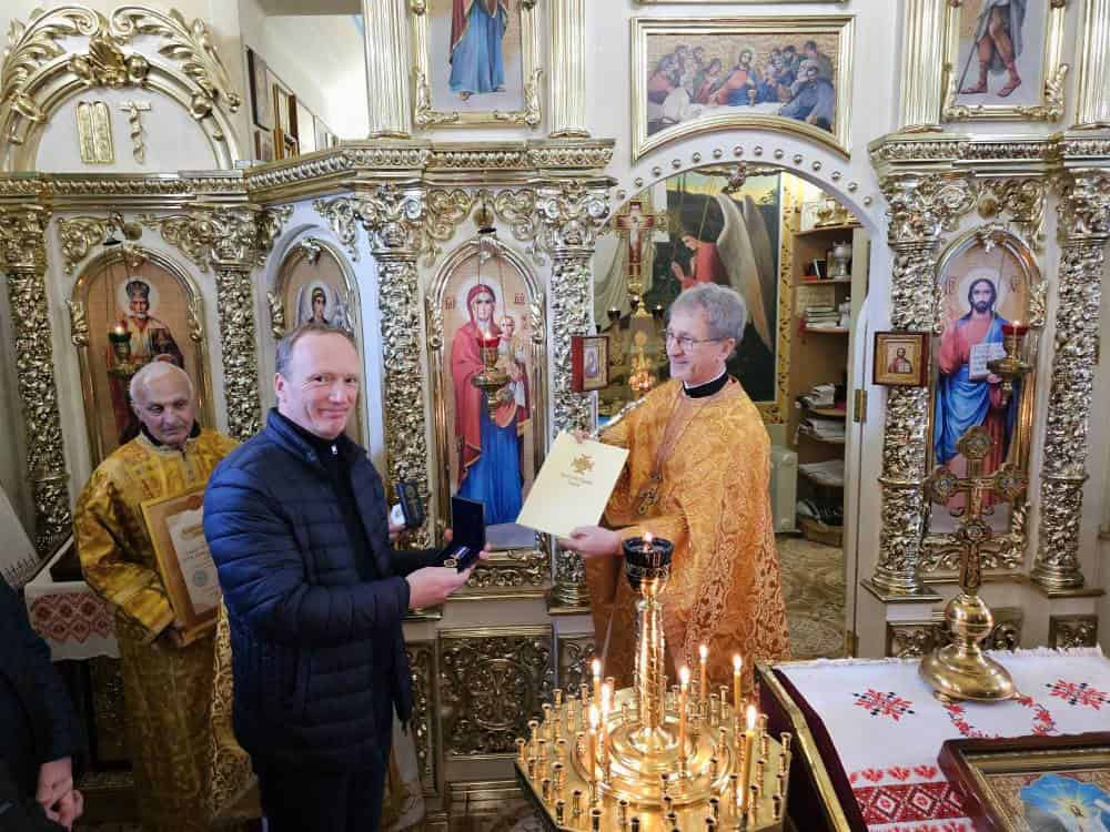 Arno van De Leeuw Kyiv krijgt oorkonde en medaile uitgereikt van de Orthodoxe Kerk van Oekraïne