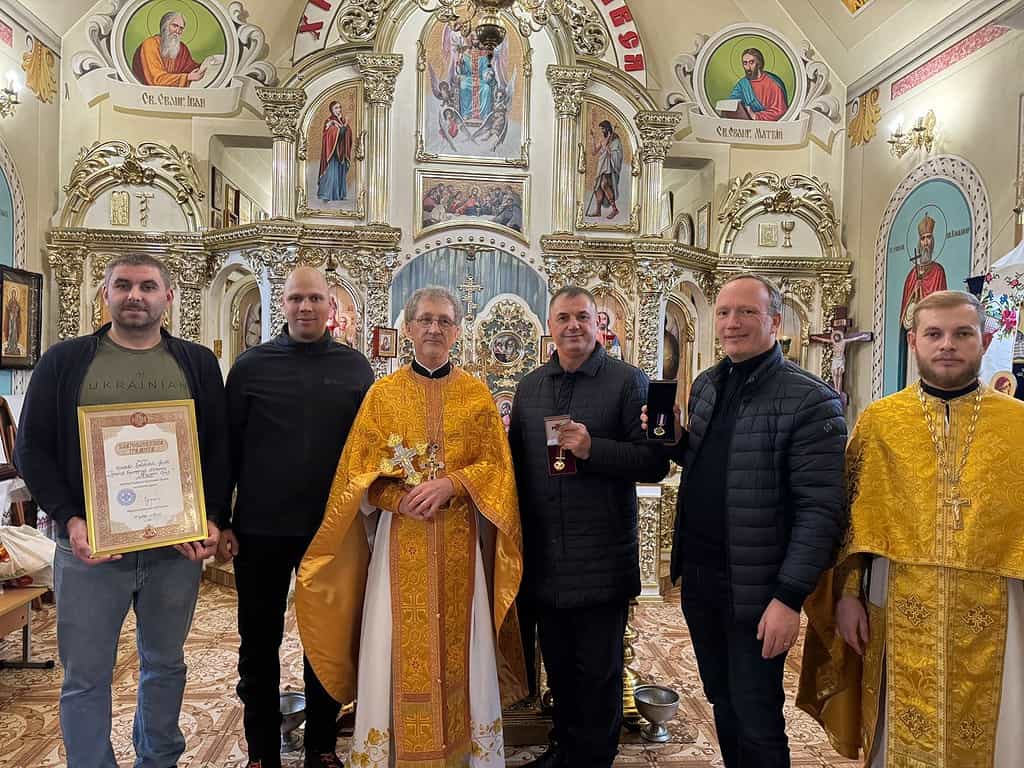 Arno van De Leeuw Kyiv krijgt oorkonde en medaile uitgereikt van de Orthodoxe Kerk van Oekraïne