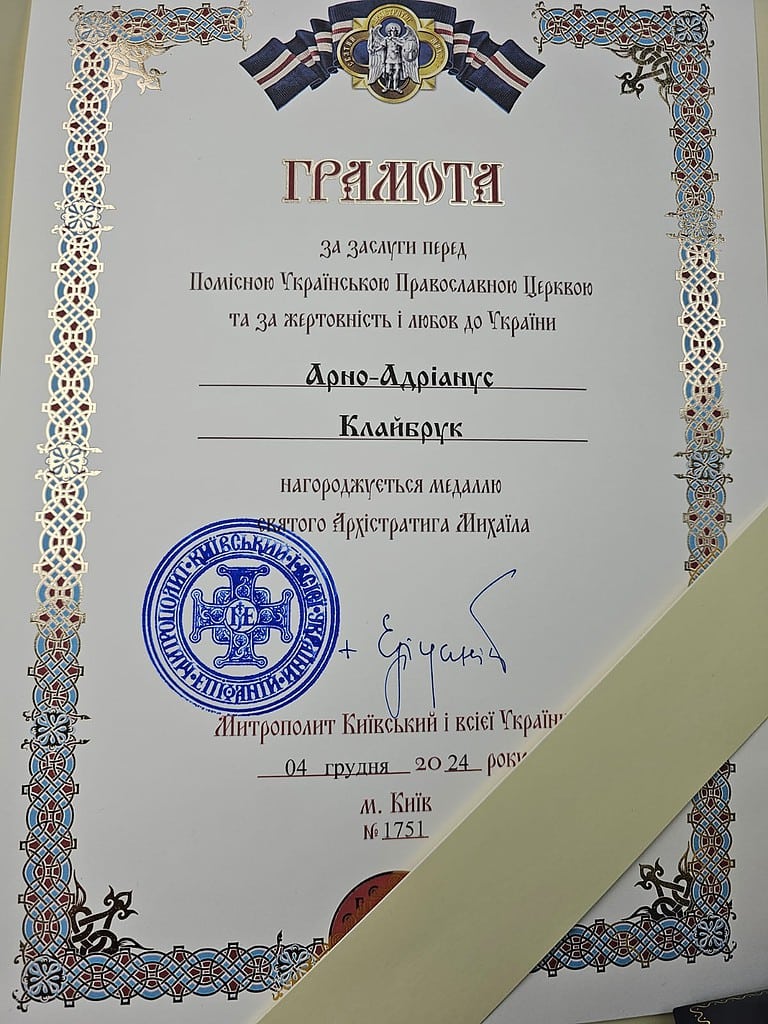 Arno van De Leeuw Kyiv krijgt oorkonde en medaile uitgereikt van de Orthodoxe Kerk van Oekraïne