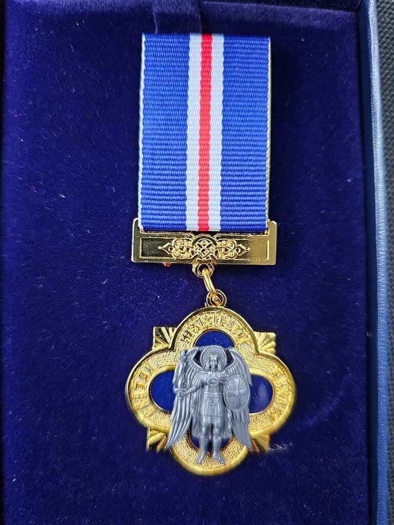 Arno van De Leeuw Kyiv krijgt oorkonde en medaile uitgereikt van de Orthodoxe Kerk van Oekraïne