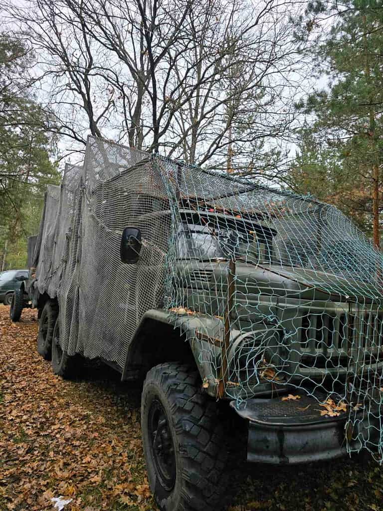Vrachtwagen beschermd door anti-dronenetten