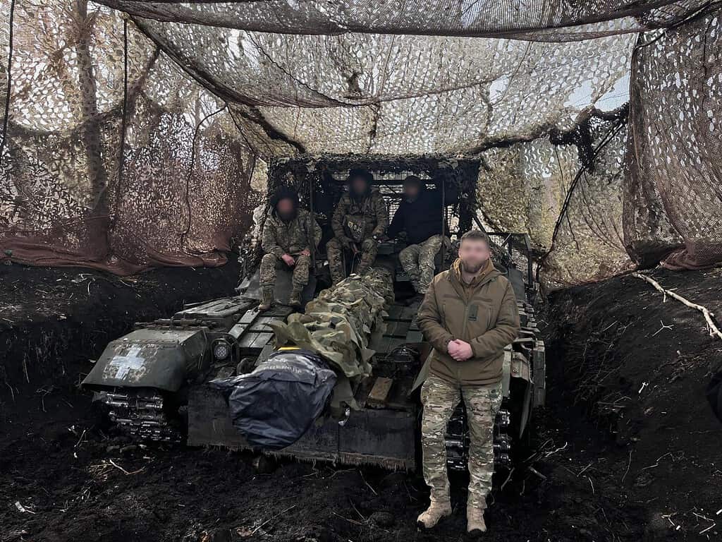 Tank beschermd door oude visnetten (foto Michiel Driebergen)