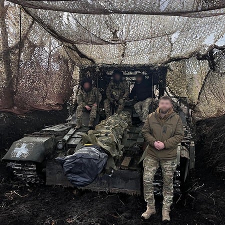 Tank beschermd door oude visnetten (foto Michiel Driebergen)