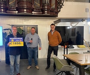Cheque van Rotary Appingedam-Delfzijl voor De Leeuw Kyiv