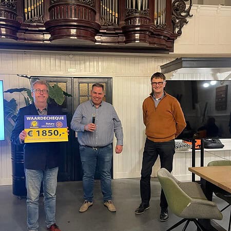 Cheque van Rotary Appingedam-Delfzijl voor De Leeuw Kyiv