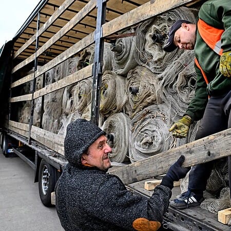 Netten worden geladen in trucks voor transport naar Oekraïne
