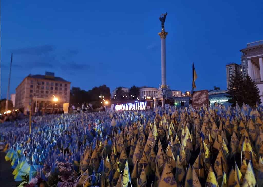 Onafhankelijkheidsplein kyiv met vlaggetjes voor gesneuvelde strijders