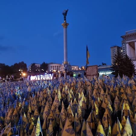 Onafhankelijkheidsplein kyiv met vlaggetjes voor gesneuvelde strijders