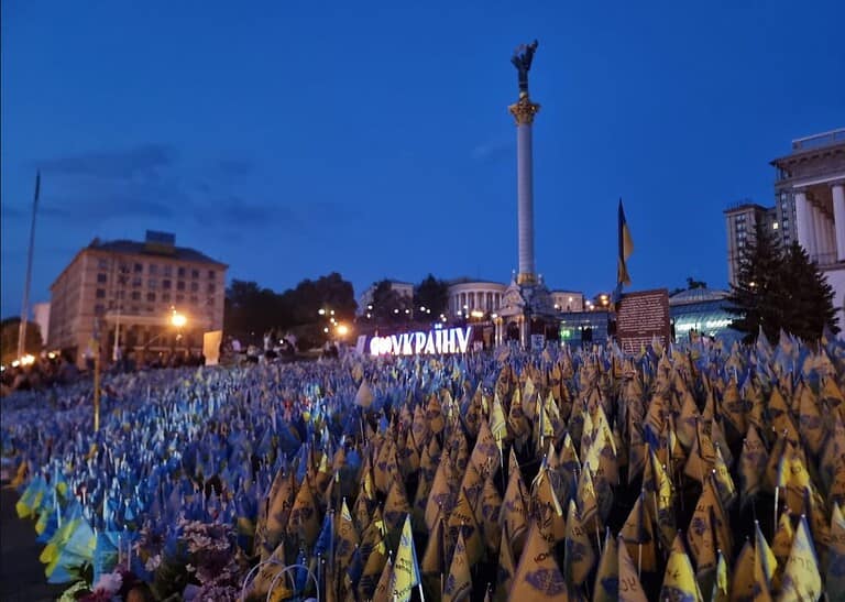 Onafhankelijkheidsplein kyiv met vlaggetjes voor gesneuvelde strijders