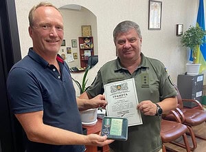 Arno ontvangt oorkonde en medaille van State Special Transport Department