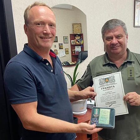Arno ontvangt oorkonde en medaille van State Special Transport Department