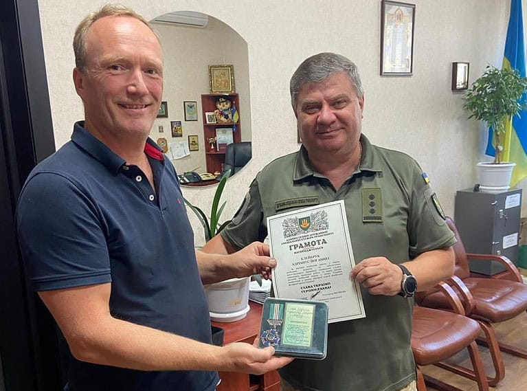 Arno ontvangt oorkonde en medaille van State Special Transport Department