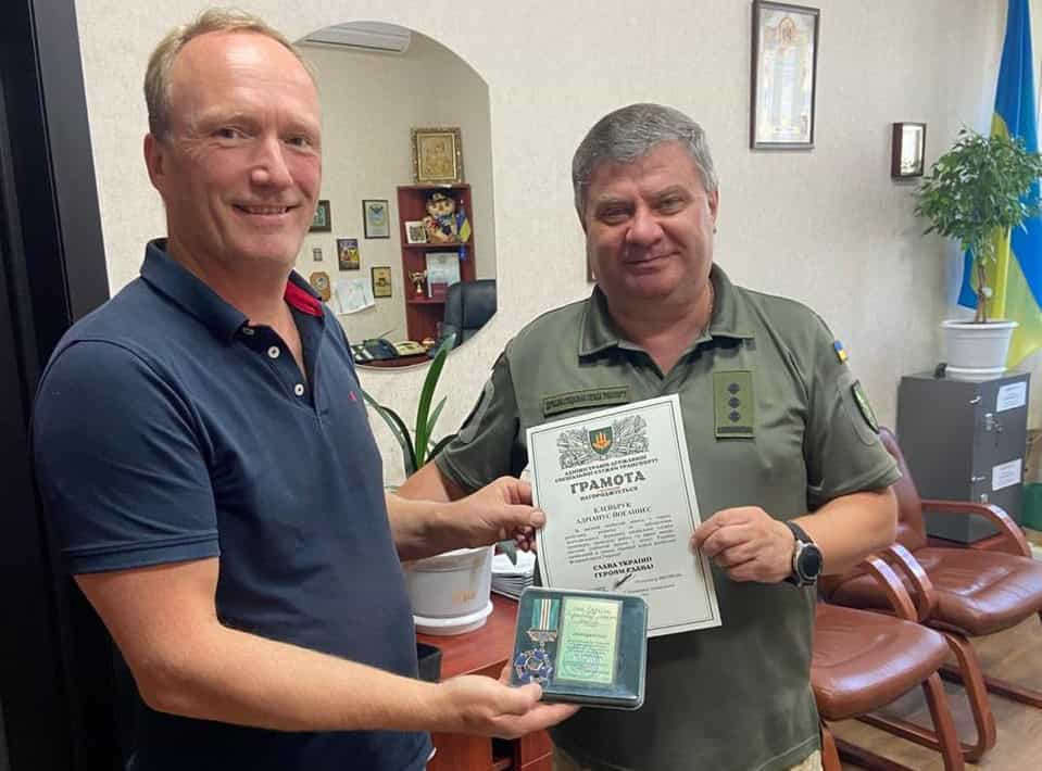 Arno ontvangt oorkonde en medaille van State Special Transport Department