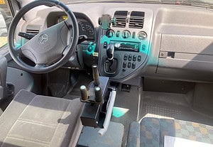 Een agepaste bus met gas- en remhendels voor een gehandicapte soldaat.