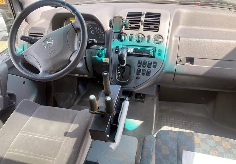 Een agepaste bus met gas- en remhendels voor een gehandicapte soldaat.