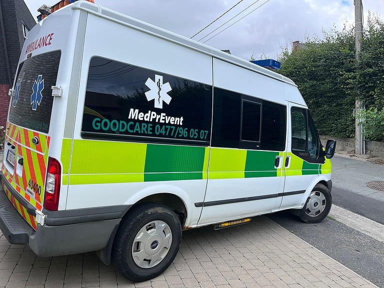 Ambulance uit België geleverd aan de 92e Luchtmobiele Brigade in Oekraïne
