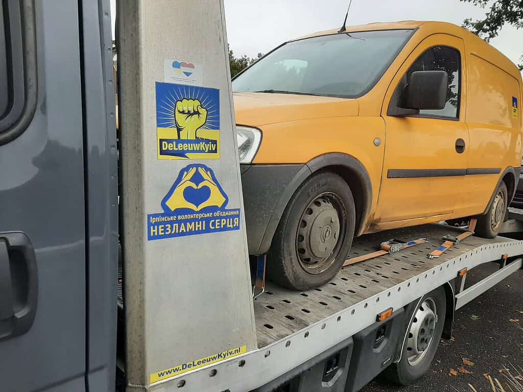 Auto’s vanuit Nederland op transport naar Oekraïne voor hulp aan het front