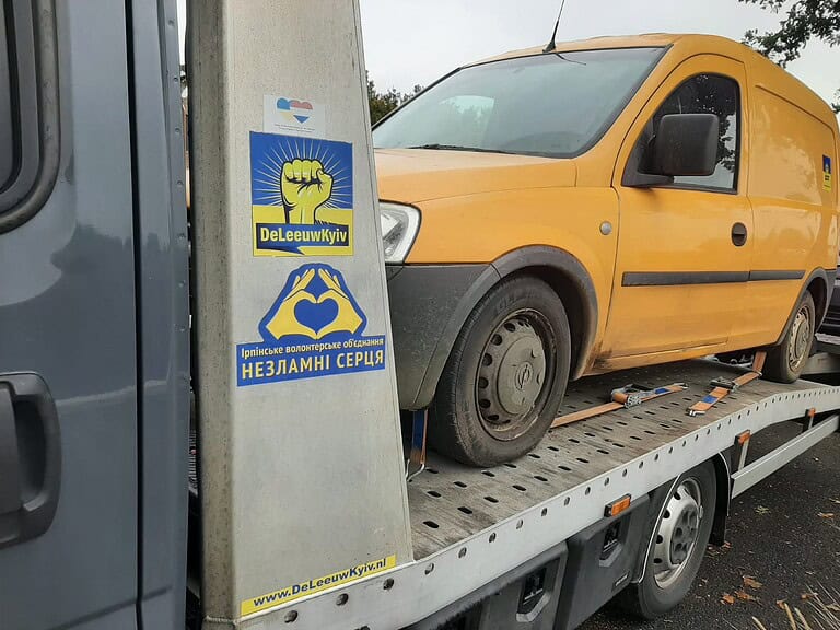 Auto’s vanuit Nederland op transport naar Oekraïne voor hulp aan het front