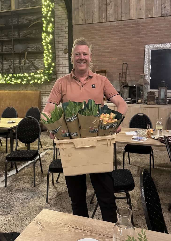 Onder andere bloemen werden geveild op op de nieuwjaarsreceptie.