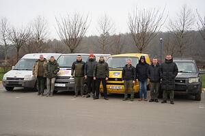 De Leeuw Kyiv samen met Unbreakable Hearts brengen weer autos naar de moedige soldaten in het oosten.