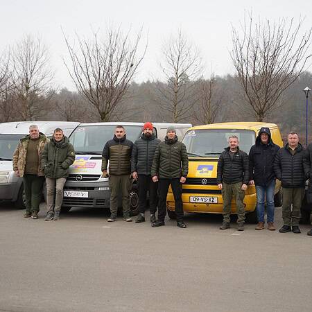 De Leeuw Kyiv samen met Unbreakable Hearts brengen weer autos naar de moedige soldaten in het oosten.