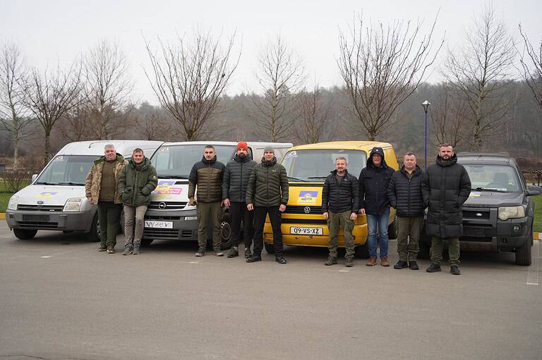 De Leeuw Kyiv samen met Unbreakable Hearts brengen weer autos naar de moedige soldaten in het oosten.