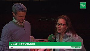 Winnend uienkistje tijdens de Nationale Uiendag geveild voor Oekraïne