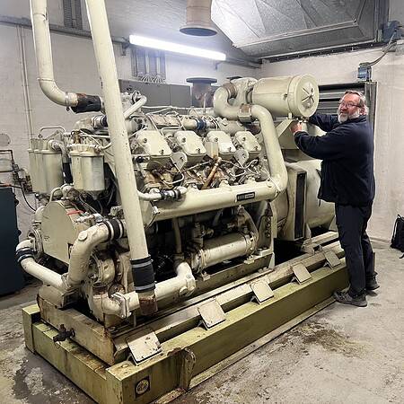 enorme 380 kVA generator vervoerd van Denemarken naar Oekraïne door De Leeuw Kyiv.