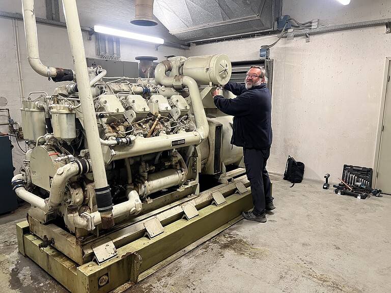 enorme 380 kVA generator vervoerd van Denemarken naar Oekraïne door De Leeuw Kyiv.