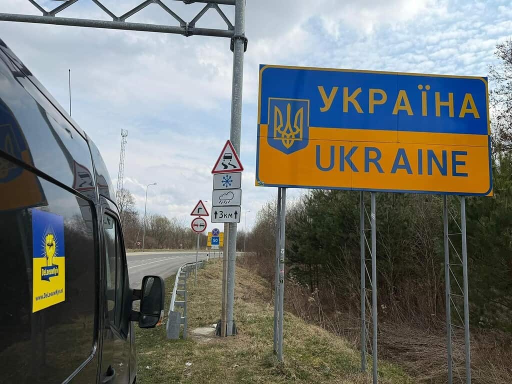 Vrachtwagen met Stichting de Leeuw Kyiv logo bij Oekraïne grens.